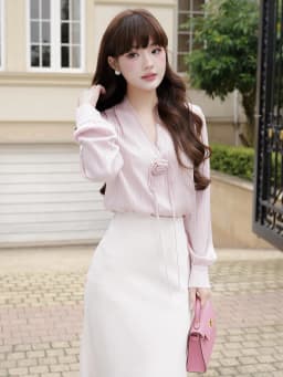 Thumbnail Áo sơ mi nữ dài tay vải tằm kẻ cổ V đính nơ hoa trang trí màu trắng và hồng YAME YA597 1