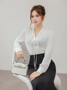 Thumbnail Áo sơ mi nữ dài tay vải tằm kẻ cổ V đính nơ hoa trang trí màu trắng và hồng YAME YA597 2