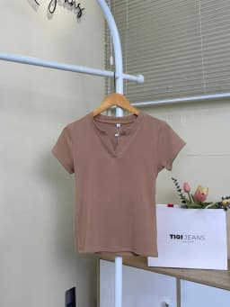 Thumbnail Áo thun nữ cổ trụ V ôm body co giãn basic chất mịn TiQi Jeans 3