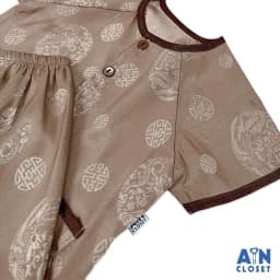 Thumbnail Bộ quần áo Bà ba Lửng unisex cho bé hoa văn Cổ Trang Viền Nâu gấm lụa - AICDBTFOXDAR - AIN Closet 2