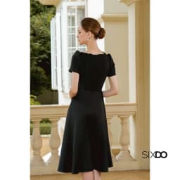 Thumbnail Đầm đen taffeta hoa 3D cổ V lệch SIXDO (Black 3D Flower Taffeta Midi Dress) 4