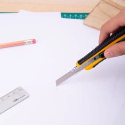 Thumbnail Dao Rọc Giấy Deli Cỡ Lớn - Loại 13 Lưỡi Thép SK5 Sắc Bén Tách Rời - Khóa Tự Động An Toàn 2