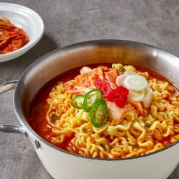Thumbnail Lốc 8 gói mì kim chi Ottogi 120g 1