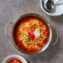 Thumbnail Lốc 8 gói mì kim chi Ottogi 120g 2