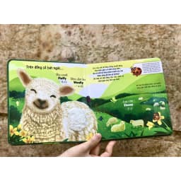 Thumbnail Sách Sờ chạm khám phá - Thế giới động vật - Một ngày giữa thiên nhiên 2