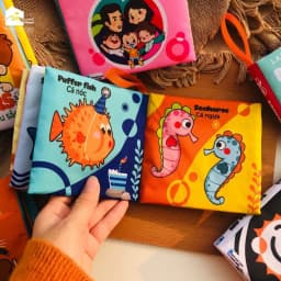 Thumbnail Sách vải cho bé sơ sinh 0 đến 12 tháng, an toàn tuyệt đối, kích thước 12x11cm, 8 mặt sột soạt. MẪU MỚI 4