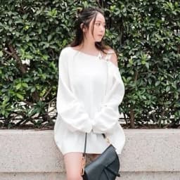 Thumbnail TINGOAN® - Áo len xù lệch vai dáng rộng trắng RUNAWAY SWEATER/WH 2