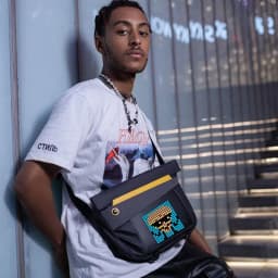 Thumbnail Túi đeo chéo Divoom Pixoo Slingbag-V tích hợp màn hình LED 4.7 inch, đựng laptop/tablet 11 inch, chống nước chuẩn IP23. 2