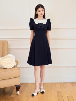 Thumbnail Váy nữ dáng A màu xanh than phối cổ tròn màu trắng ngắn tay xếp ly cách điệu đính nơ YAME YV632 1