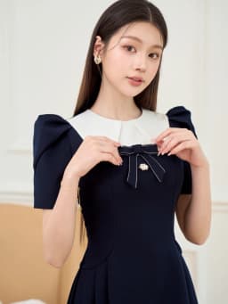 Thumbnail Váy nữ dáng A màu xanh than phối cổ tròn màu trắng ngắn tay xếp ly cách điệu đính nơ YAME YV632 3