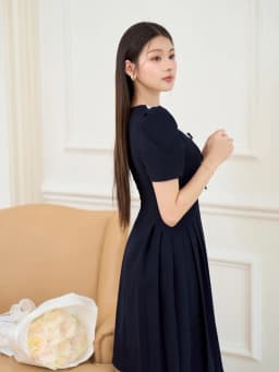 Thumbnail Váy nữ dáng A màu xanh than phối cổ tròn màu trắng ngắn tay xếp ly cách điệu đính nơ YAME YV632 4