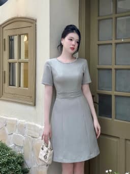 Thumbnail Váy nữ dáng A xếp ly eo cổ viền đính đá trang trí ngắn tay vải text ô liu màu xanh YAME AV43 3