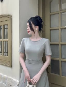 Thumbnail Váy nữ dáng A xếp ly eo cổ viền đính đá trang trí ngắn tay vải text ô liu màu xanh YAME AV43 4