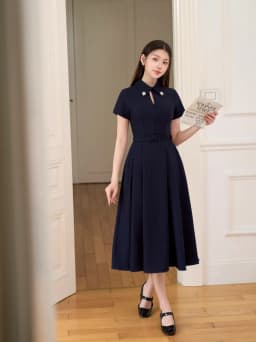 Thumbnail Váy nữ dáng dài ngắn tay màu xanh & be cổ nhọn đính đá cut-out điểm cúc bọc kèm thắt lưng YAME YV624 3