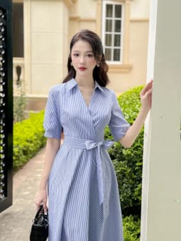 Thumbnail Váy nữ dáng xòe cổ đức vạt chéo chất thô kẻ màu xanh thắt nơ eo cách điệu YAME YV381 2