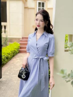 Thumbnail Váy nữ dáng xòe cổ đức vạt chéo chất thô kẻ màu xanh thắt nơ eo cách điệu YAME YV381 3