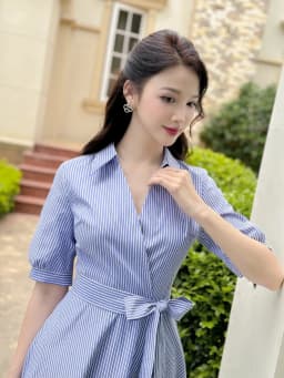 Thumbnail Váy nữ dáng xòe cổ đức vạt chéo chất thô kẻ màu xanh thắt nơ eo cách điệu YAME YV381 4