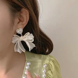 Thumbnail Bông Tai Mushroom Lee - Nơ Voan Trắng Ngọc Trai Trái Tim 4