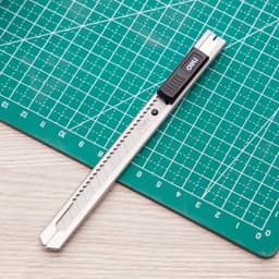 Thumbnail Dao Rọc Giấy Kim Loại Deli An Toàn, Tiện Dụng - Lưỡi Thép SK5 Sắc Bén, Siêu Bền, Dễ Dàng Thay Lưỡi 2