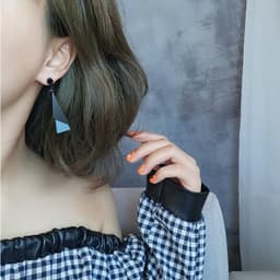 Thumbnail PINKDUDU Khuyên Tai Hợp Kim Dáng Dài Không Đối Xứng Màu Đen / Xanh Dương Đính Hạt Gỗ Hồng PD515 1