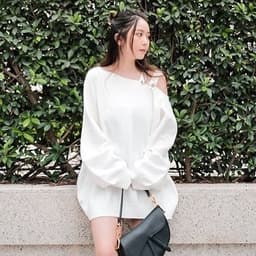 Thumbnail TINGOAN® - Áo len xù lệch vai dáng rộng trắng RUNAWAY SWEATER/WH 2