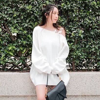 Ảnh TINGOAN® - Áo len xù lệch vai dáng rộng trắng RUNAWAY SWEATER/WH 2