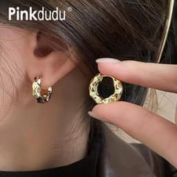 Thumbnail Pinkdu Đơn Giản Nhỏ Vòng Tròn Vàng Bông Tai Thanh Lịch Mini Vòng Bông Tai Trang Sức Quà Tặng PD1897 1