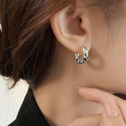 Thumbnail Pinkdu Đơn Giản Nhỏ Vòng Tròn Vàng Bông Tai Thanh Lịch Mini Vòng Bông Tai Trang Sức Quà Tặng PD1897 4