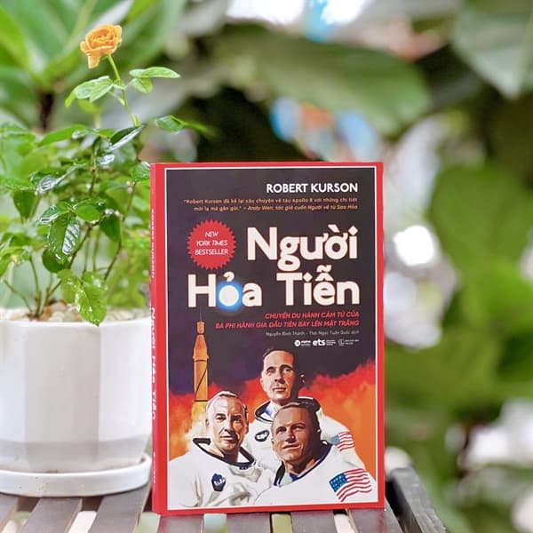 Ảnh Sách - NGƯỜI HỎA TIỄN: Chuyến du hành cảm tử của ba Phi hành gia đầu tiên bay lên Mặt trăng 2