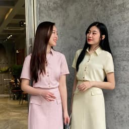 Thumbnail Áo sơ mi nữ ngắn tay cổ đức diễu chỉ phối chân váy bút chì dáng dài VIEN TRAN V61H24H003 V61H24H003 2