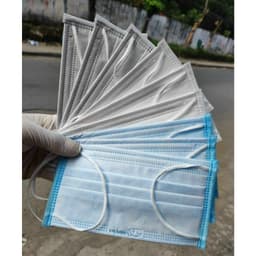 Thumbnail Khẩu trang y tế kháng khuẩn 4 lớp Famapro Vải SMS Siêu mềm mượt 2