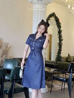 Thumbnail Đầm thiết kế công sở denim cổ danton viền chỉ thắt eo nút trước Callene (CC327) 3