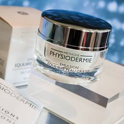 Thumbnail Kem dưỡng kiểm soát dầu mụn Oily Skin Emulsion 3