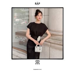 Thumbnail RẬP - Đầm Đen Cổ Tròn Tay Lỡ Cài Hoa Eo Nhún Thân Xẻ - XMAS 03 2