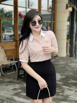 Thumbnail Áo sơ mi nữ kẻ ngắn tay cổ đức cài hoa  chất vải nhập Hàn Evalover 1