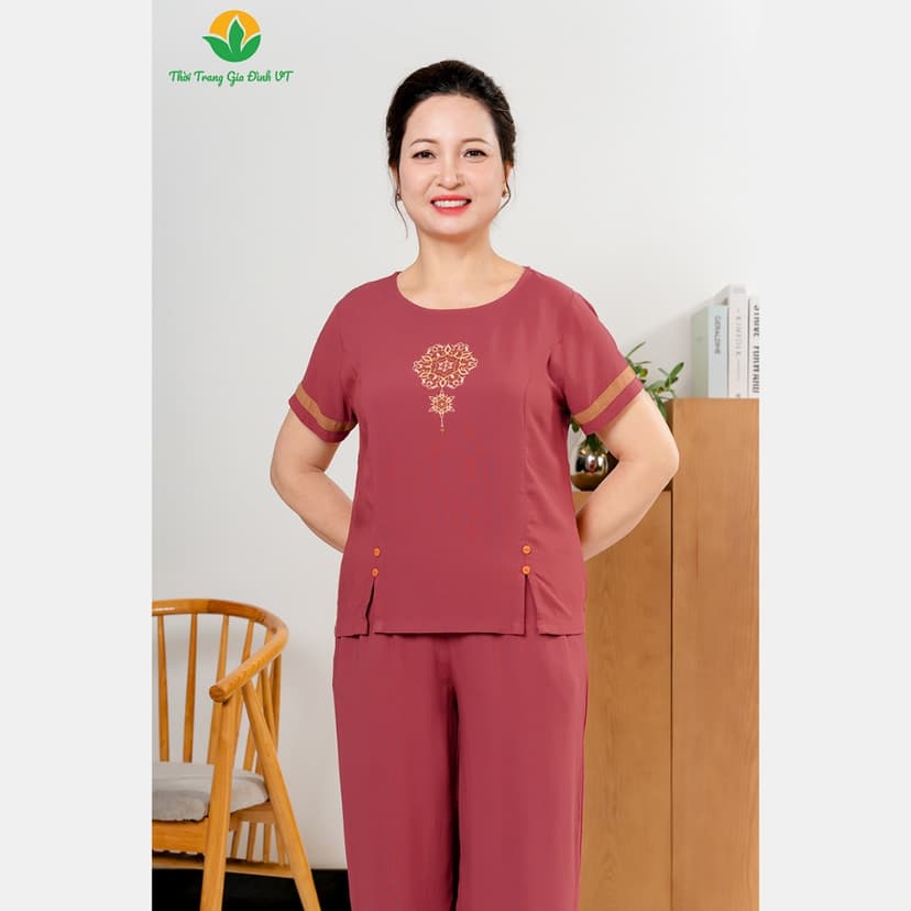 Ảnh Bộ đồ lanh nữ trung niên Việt Thắng, quần lửng dài, áo cộc tay, cúc trang trí - B26.2402 2