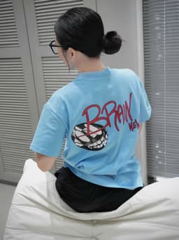 Thumbnail Áo thun xanh nhạt phom vừa phối túi trước in hình thời trang Callene (L2647) 3