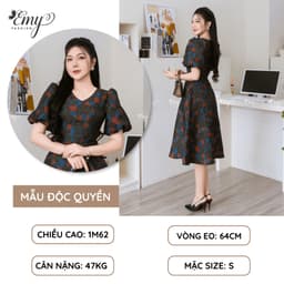 Thumbnail Đầm Thiết Kế EMY Thời Trang Cao Cấp EM9590 Vải Tafta 3D Nền Đen Hoa Đỏ Sang Chảnh Đi Tiệc 2
