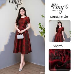 Thumbnail Đầm Thiết Kế EMY Thời Trang Cao Cấp EM9604 Vải Gấm Hoa Lan Đỏ Đô Sang Chảnh Đi Tiệc 4