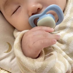 Thumbnail b.box Set 2 núm ti silicone mềm mại với công nghệ kháng khuẩn gốc bạc hỗ trợ chỉnh nha cho bé, tặng kèm nắp đậy tiện lợi 3