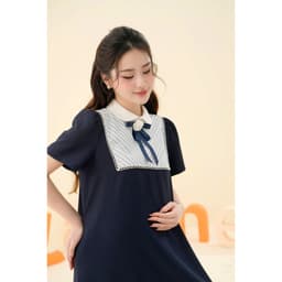 Thumbnail Váy bầu, đầm bầu Molly Dress chất liệu xước hàn phối nơ đính kết hợp cổ sen, form dáng suông A basic BY L'AMME 2