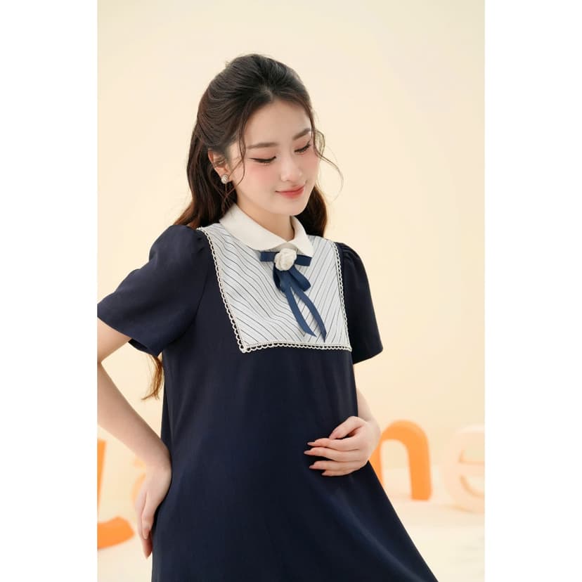 Ảnh Váy bầu, đầm bầu Molly Dress chất liệu xước hàn phối nơ đính kết hợp cổ sen, form dáng suông A basic BY L'AMME 2