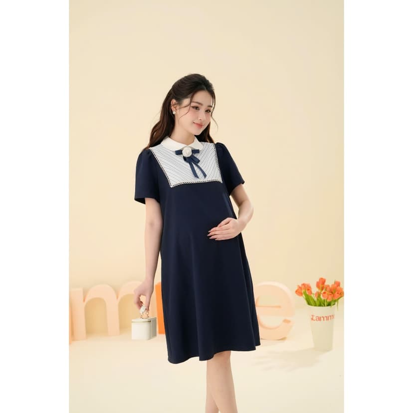 Ảnh Váy bầu, đầm bầu Molly Dress chất liệu xước hàn phối nơ đính kết hợp cổ sen, form dáng suông A basic BY L'AMME 4