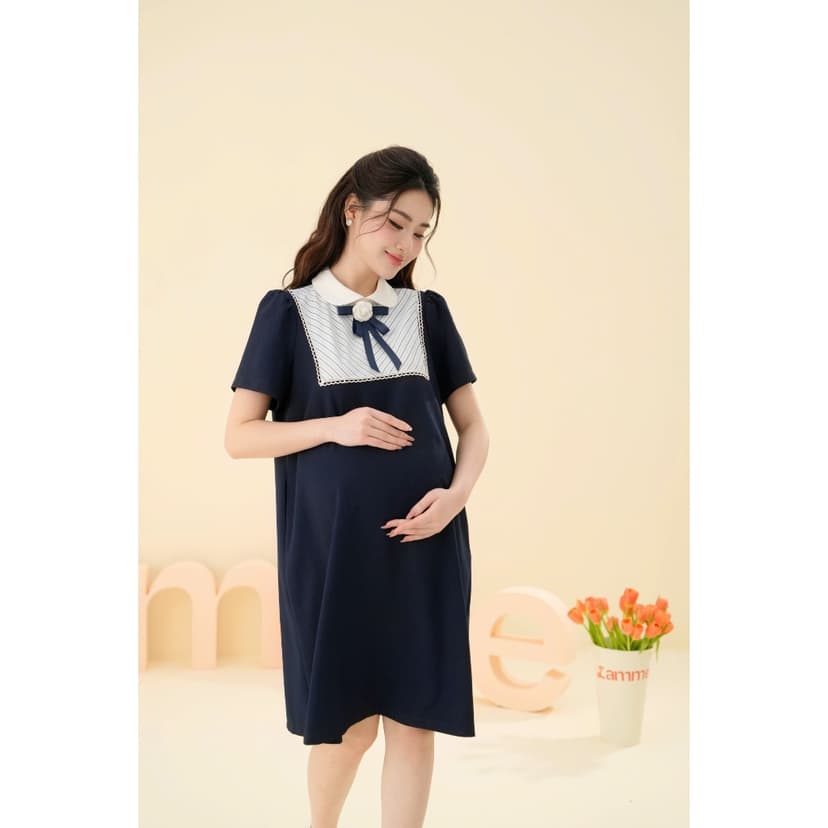 Ảnh Váy bầu, đầm bầu Molly Dress chất liệu xước hàn phối nơ đính kết hợp cổ sen, form dáng suông A basic BY L'AMME 3