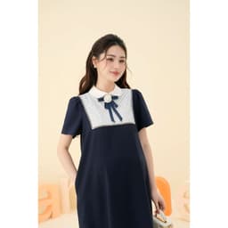 Thumbnail Váy bầu, đầm bầu Molly Dress chất liệu xước hàn phối nơ đính kết hợp cổ sen, form dáng suông A basic BY L'AMME 1
