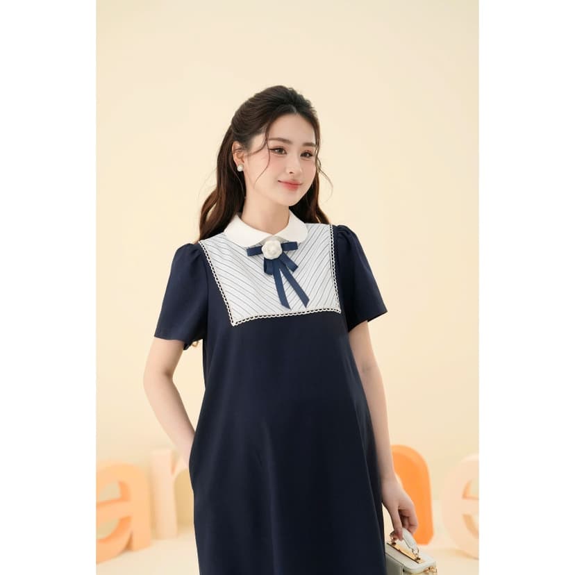Ảnh Váy bầu, đầm bầu Molly Dress chất liệu xước hàn phối nơ đính kết hợp cổ sen, form dáng suông A basic BY L'AMME 1
