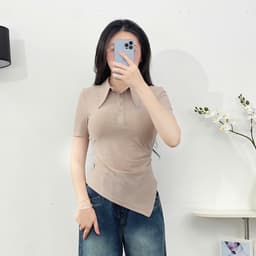 Thumbnail Áo Thun Nữ 𝐂𝐂𝐇𝐀𝐓 Dáng Ôm Nẹp V Lệch Gấu Vát Chất Liệu Co Giãn 4 Chiều 15TNC2002OT 1