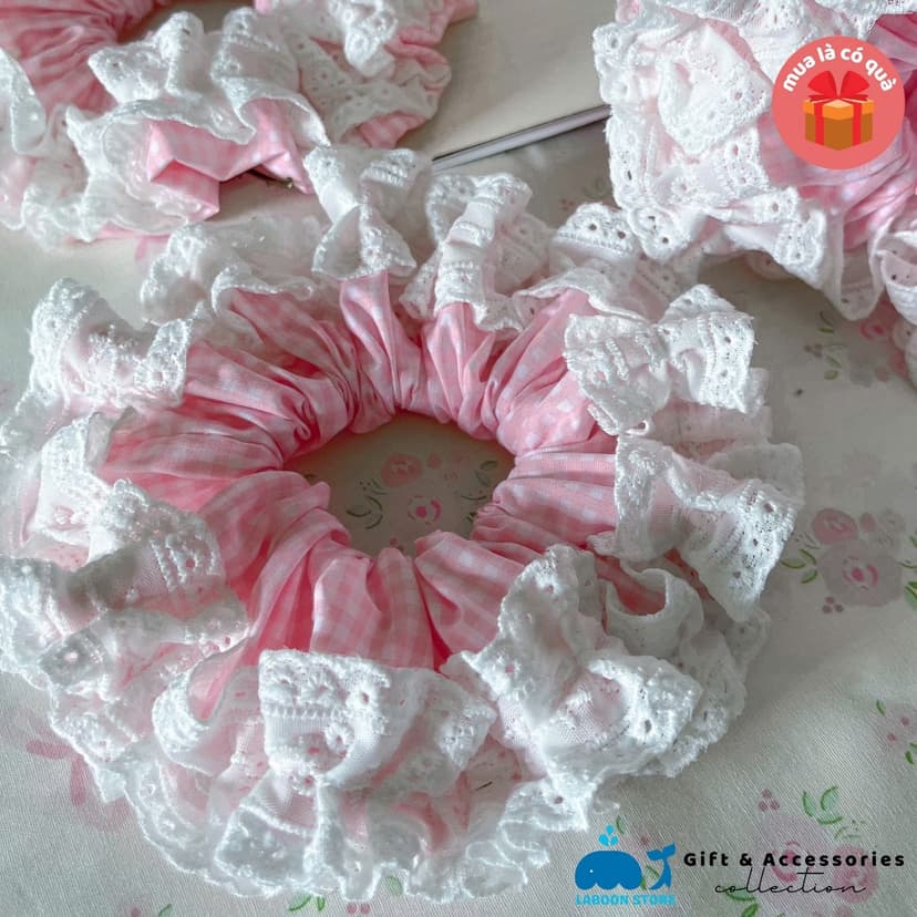 Ảnh Scrunchies LABOON tiểu thư phối ren nơ bèo trắng tinh tế buộc tóc hồng baby dịu dàng như sương mai 2