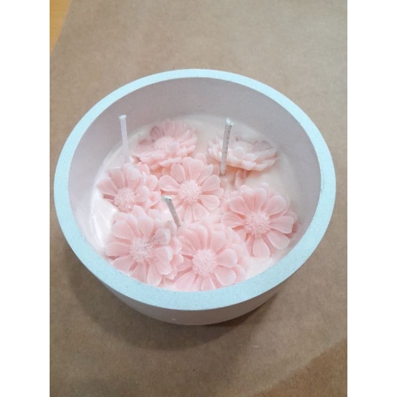 Ảnh Cốc xi măng thạch cao đựng Nến Sáp Ong Không Mùi hoa cúc họa mi hồng pastel dùng cúng dường, sinh nhật, decor nhà cửa 1