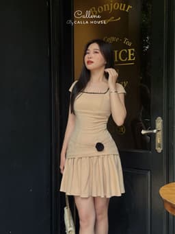 Thumbnail Đầm linen EVELYN kem cổ vuông dáng ngắn phối ren tùng xếp ly cao cấp Callene (CC464) 1